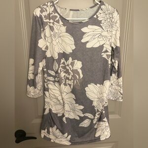 Gray and White Graphic 3/4 Sleeve Maternity Blouse